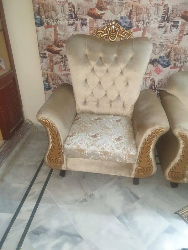 victorian style 4 seater sofa set with table only few months used. 5