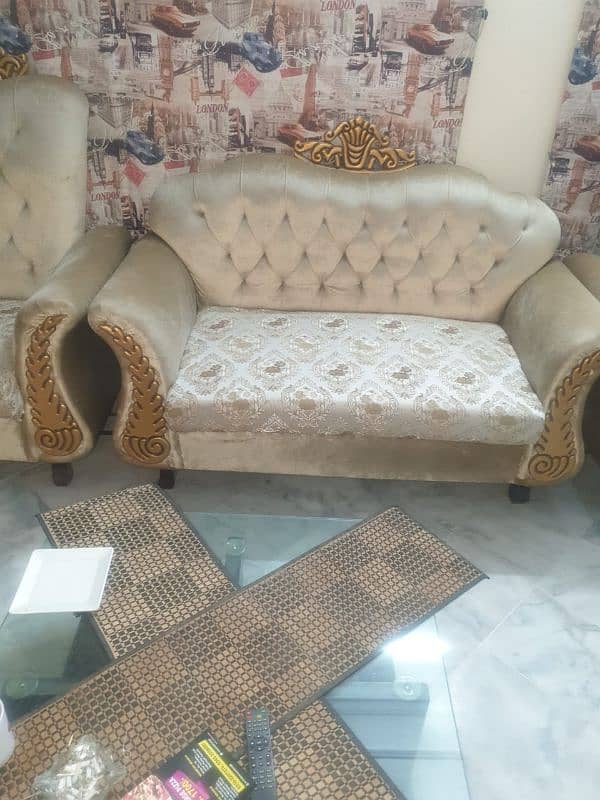 victorian style 4 seater sofa set with table only few months used. 6