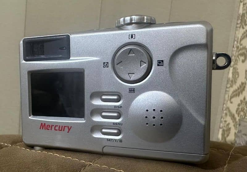 Mercury Digital Camera 3.1 Mega Pixels (VQ2220) 1