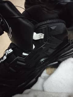 Sports shoes