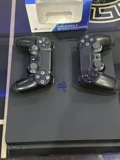 PLAYSTATION 4 slim gta 5 game with two controllers