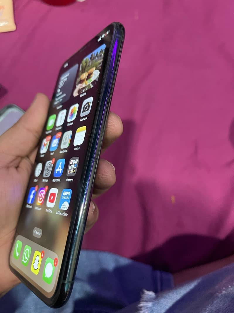 Apple iPhone 11 Pro Max 4