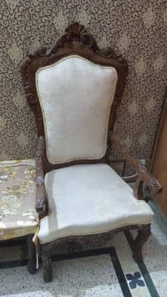bed room chairs with center table