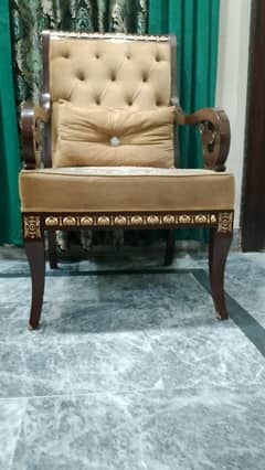 Chairs ka pair ha or sat table