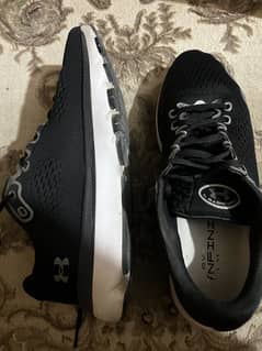 Selling my brand new Under armour shoes with box