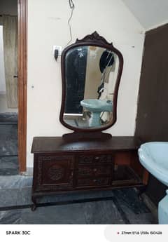 chiniot lakri ka hai bass aik draw tuta ha wo bh piece hai Jo tuta ha