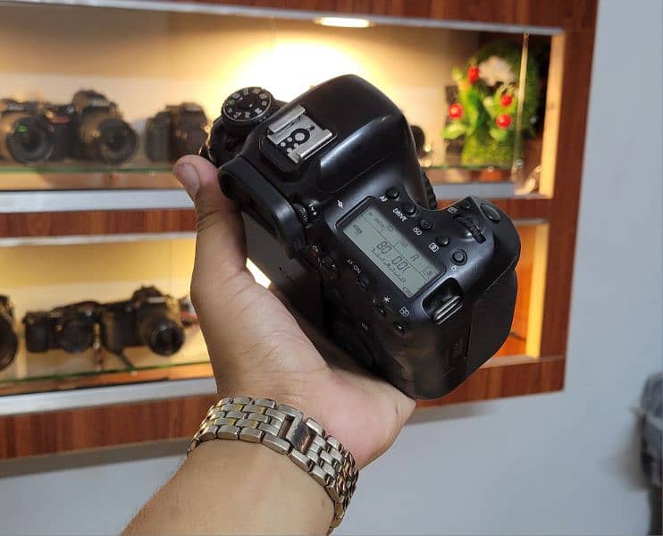 Canon 6d mark ii (Full-Frame Professional Body) 2