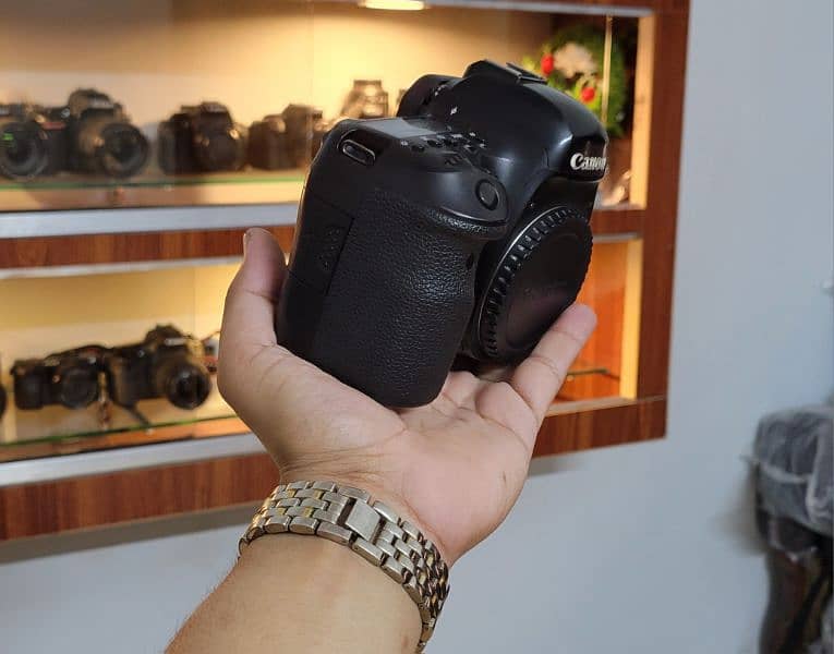 Canon 6d mark ii (Full-Frame Professional Body) 4