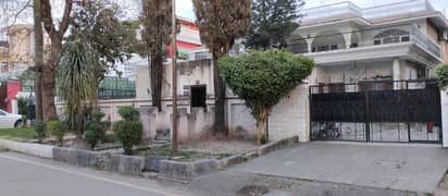 House For sale sector F 10 one Plot 1022 square yards two Duplex Duplex house old house