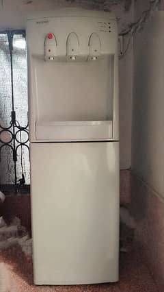 Water dispenser with refrigerator
