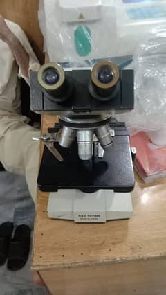 Laboratory microscope full ok hai clean lens hai