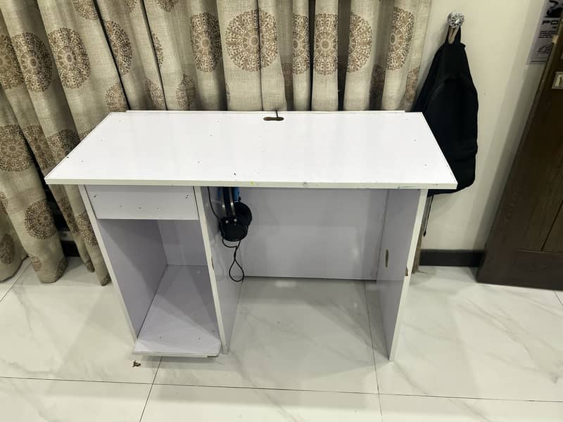 Office/Study/Computer Table.  Compact White Computer 2