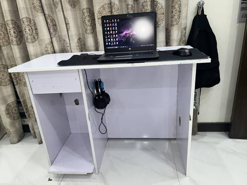 Office/Study/Computer Table.  Compact White Computer 3