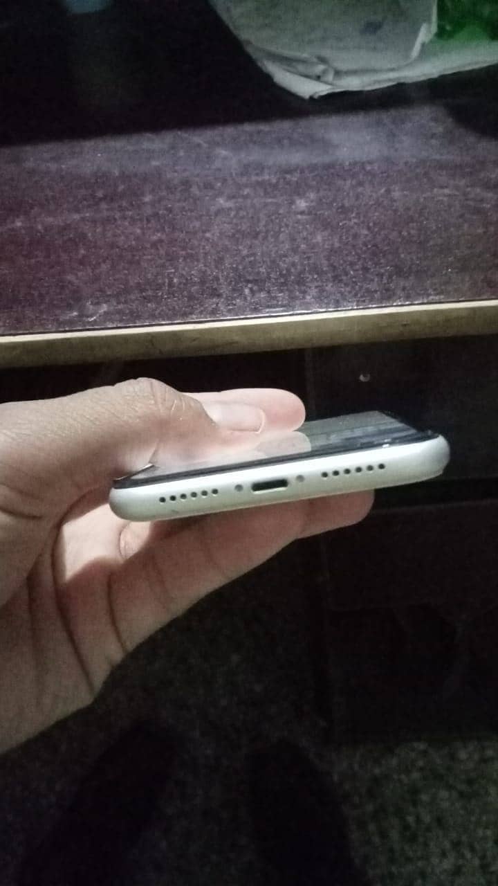 iPhone XR 64 GB waterpak esim 3 months pary hai chla k donga see pics 5
