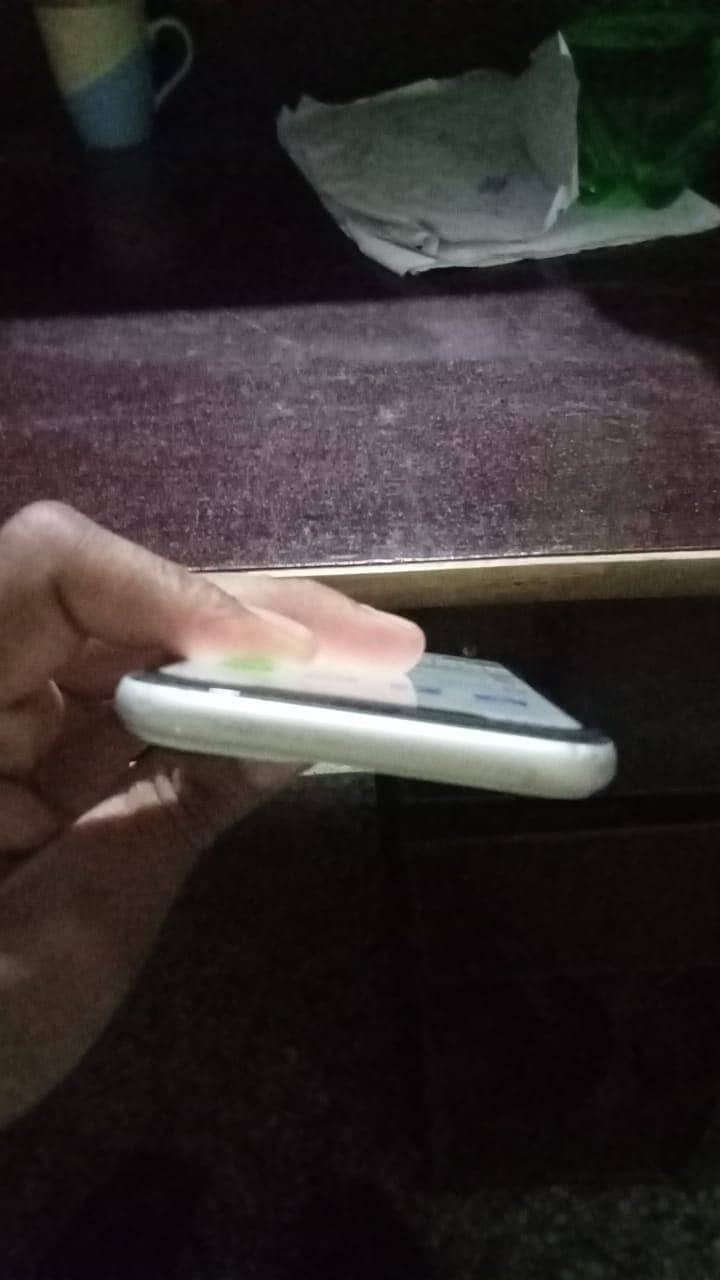 iPhone XR 64 GB waterpak esim 3 months pary hai chla k donga see pics 6