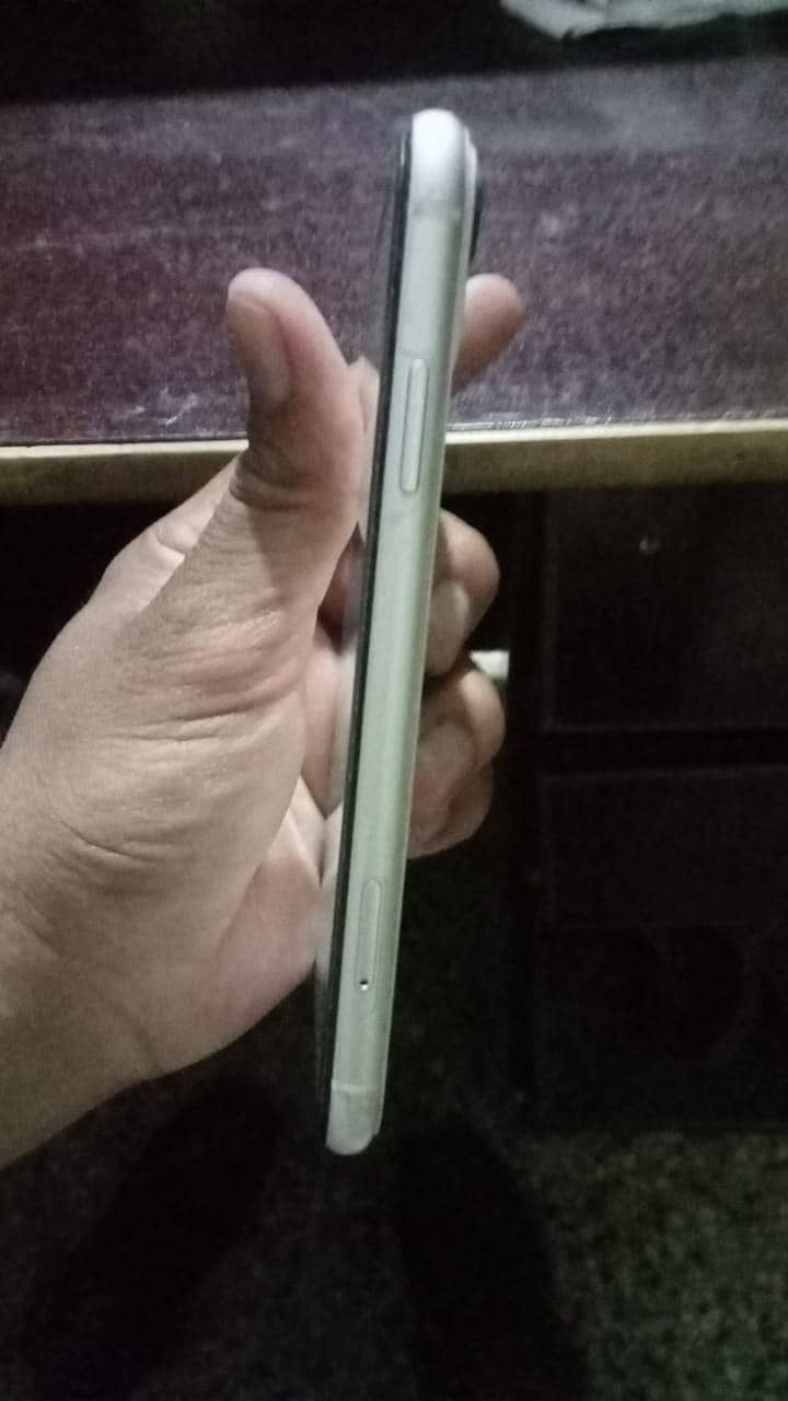 iPhone XR 64 GB waterpak esim 3 months pary hai chla k donga see pics 9