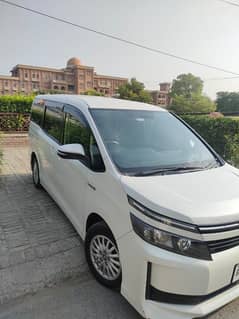 Toyota Voxy 2014