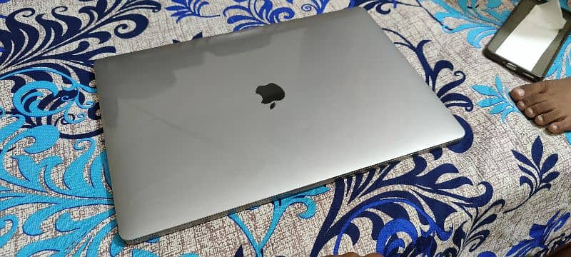 MacBook Pro 2019 16 inches i9 32/4/512 7