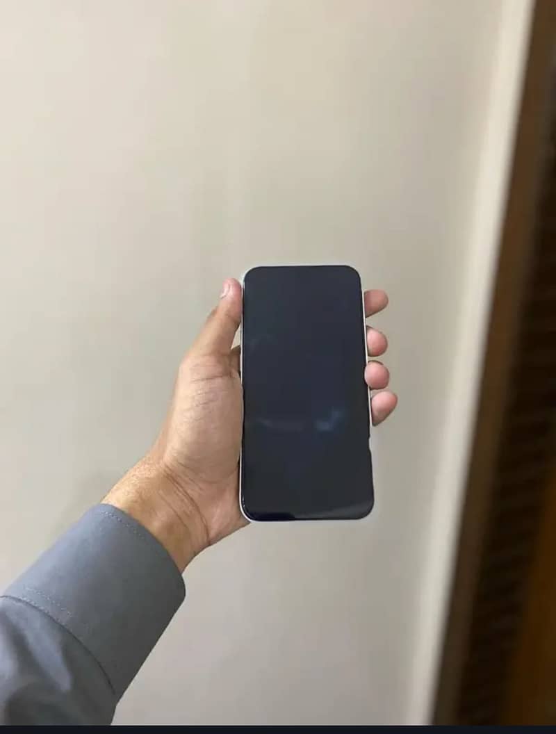 iPhone 13 factory unlock 128gb waterpack. 2
