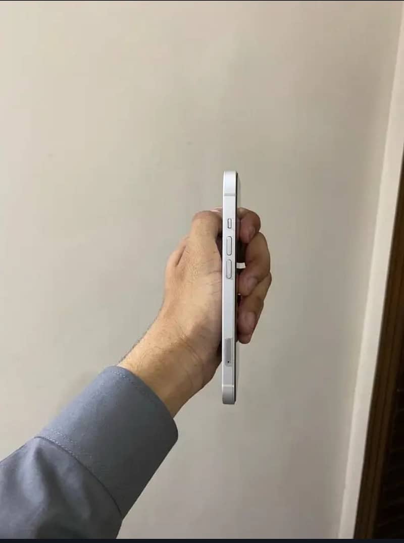 iPhone 13 factory unlock 128gb waterpack. 3