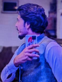 mobile ok hai 6+128 hai