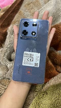 Note 30pro set in good condition with original box & wireless charger