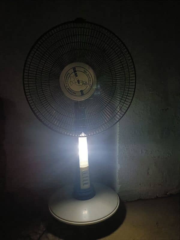 DC Table fan in good condition with light . 1