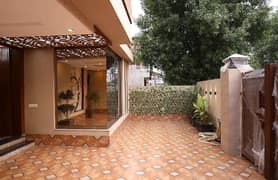 Ideal 10 Marla House Available In Bahria Town - Rafi Block, Lahore