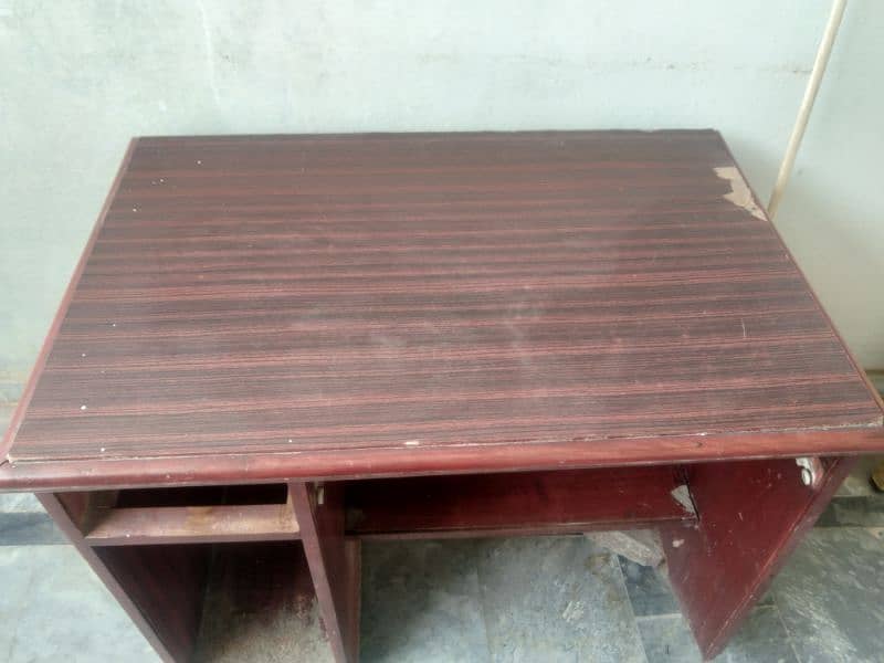 Old computer table 0