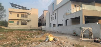 10 Marla height location Solid and Level Ground plot for sale. Easy approach from main road. Dem 2.00 Crore