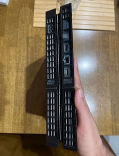 PlayStation 4 (PS4) - Standard Edition - 500GB + 2 Controllers
