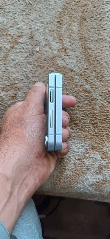 hi I sale my flip 6 12gb 512gb brand new phone 3