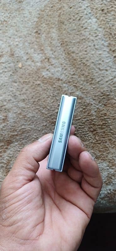 hi I sale my flip 6 12gb 512gb brand new phone 6