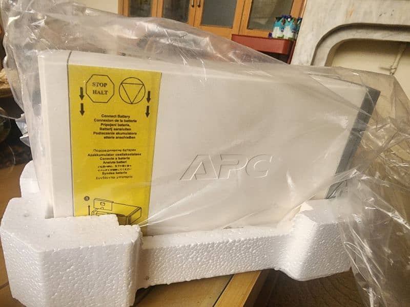 SMALL UPS APC 650VA 4