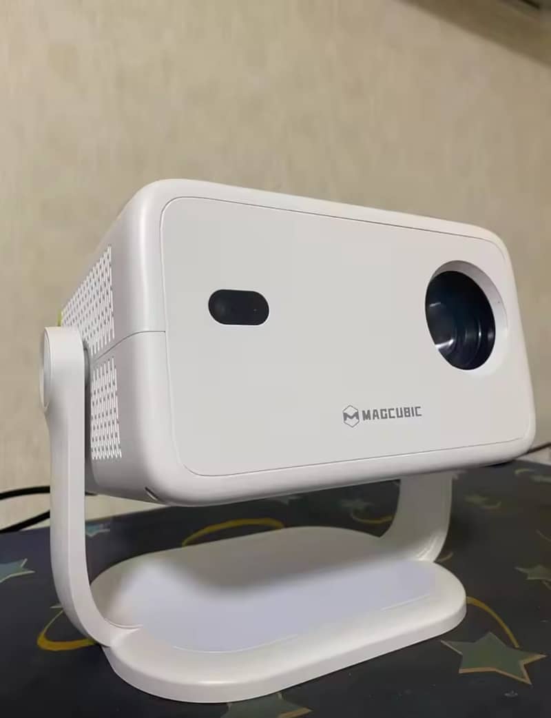 Magcubic L018 WIFI Andriod projector with 5000+ tv channels -680ANSUM 1
