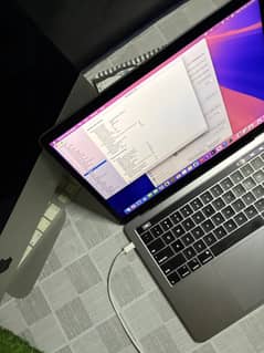 Apple MacBook Pro 2018 13” inch Core i7 16GB Ram Touch ID Touch Bar US