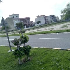 80Ft+corner+ main boulevard ,plot for sale