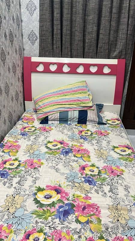 2 single beds with mattresses +2 side tables+ 1 mirror 0