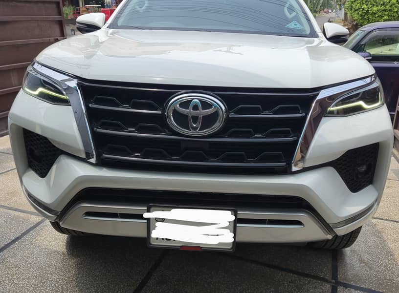 Toyota Fortuner Sigma White 15