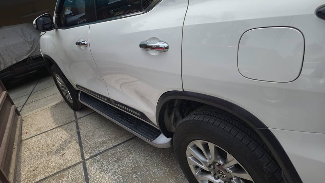 Toyota Fortuner Sigma White 17