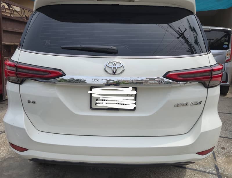 Toyota Fortuner Sigma White 18