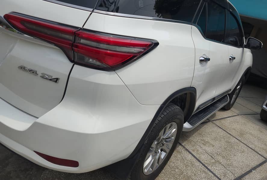 Toyota Fortuner Sigma White 19