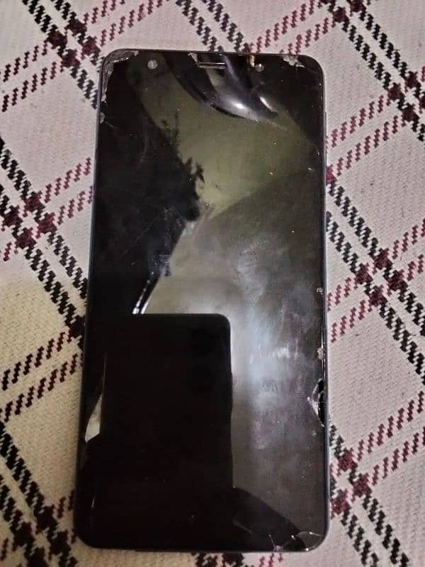 sath koi cheez ni  glass tota howa hy front back dono 0
