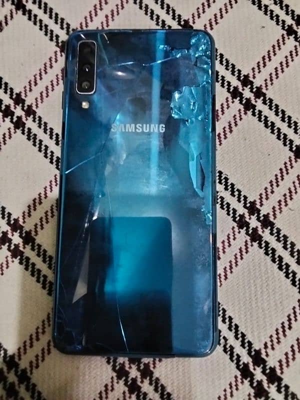 sath koi cheez ni  glass tota howa hy front back dono 1