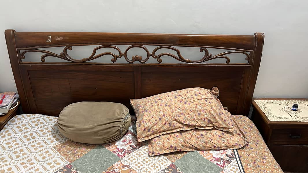 Bed with 2 side tables in good condition. 2