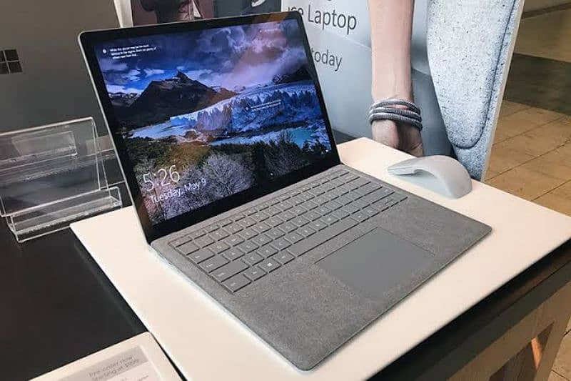 Microsoft Surface book 2   i5 8th Gen  4k 0