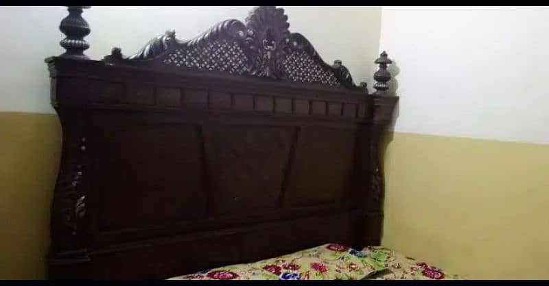 Full size bed and dressing table and side tables so good condition. . . 0