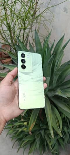 Vivo y100 ha bilkul new ha 9 months ki warranty ma 03268516424