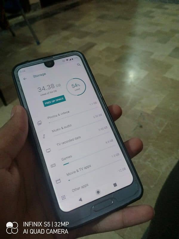 Sharp Aquos R2 mobile 5