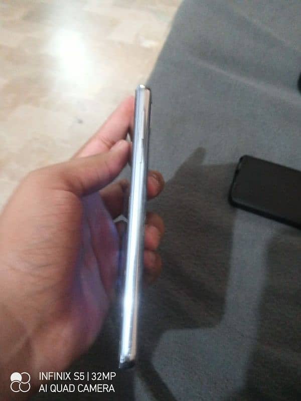 Sharp Aquos R2 mobile 6